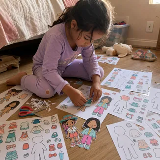Menina mostrando bonecas de papel 2